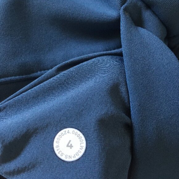 Lululemon On The Fly 7/8 Pant - Code Blue Size 4 - Picture 3 of 3
